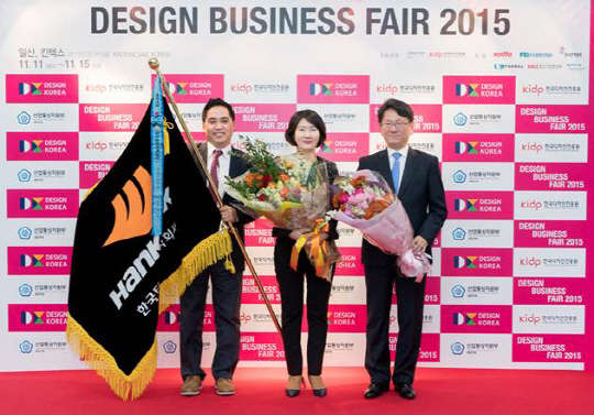 한국타이어는 지난 11일 일산 킨텍스에서 열린 '제17회 대한민국 디자인대상' 시상식에서 디자인경영부문 최우수상인 국무총리상을 수상했다. 사진은 (왼쪽부터)오호경 한국타이어 디자인팀장, 안수정 글로벌 마케팅전략팀 상무, 김동욱 비주얼커뮤니케이션팀장이 수상 이후 기념촬영을 하고 있는 모습. <한국타이어 제공>